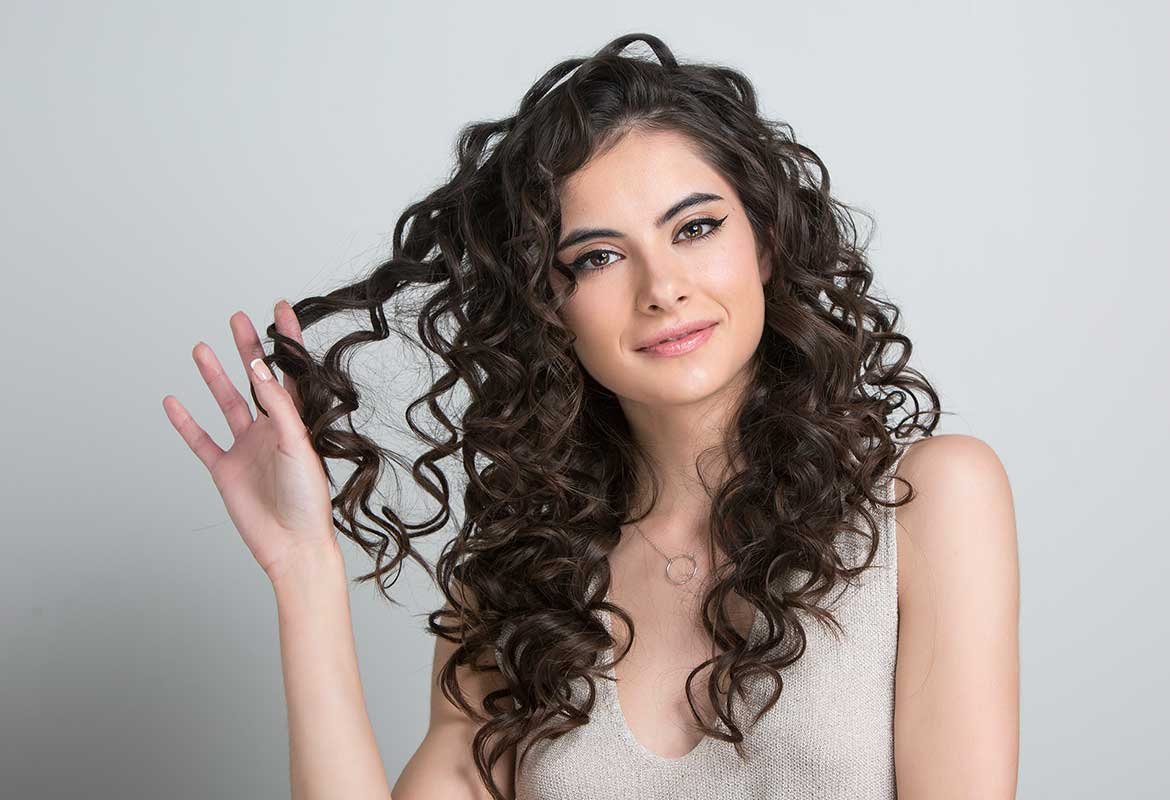 Cuida tu permanente rizada con los productos de Elvive Aceite Extraordinario Rizos de L'Oréal Paris.
